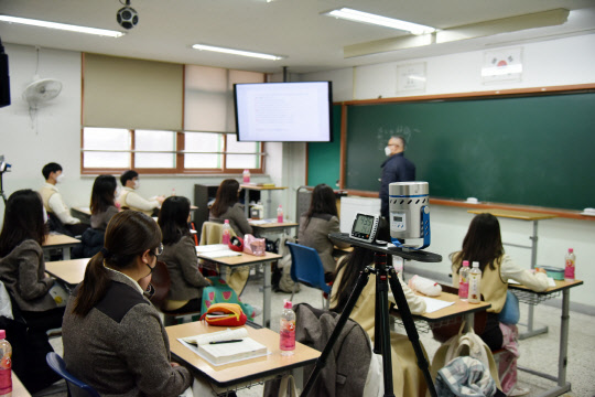20일 김포외국어고에 설치돼 성능 실증실험 중인 '항균·항바이러스 공기청정기'. 공기 중 부유 감염원의 50∼70%를 저감하는 효과를 나타냈다. 과기정통부 제공
